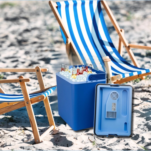 Large 30 l capacity and space for 1.5 l bottles