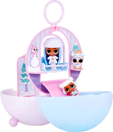 Scène hivernale magique dans chaque boule