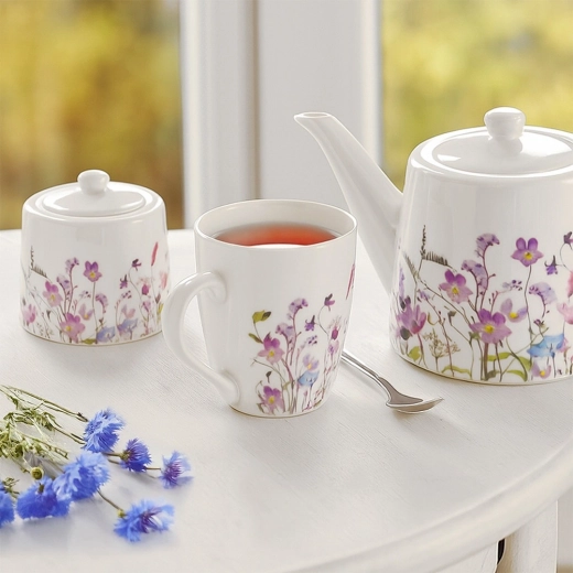 Matches other pieces in the set