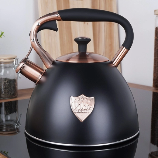 Elegantes mattes Schwarz mit kupferfarbenen Details