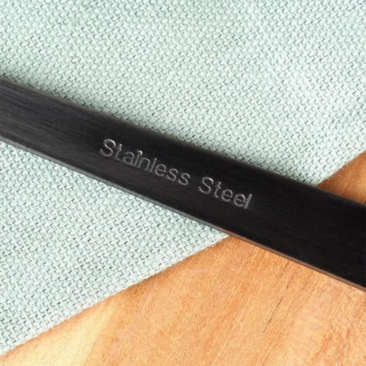 Acier noir satiné pour une table moderne