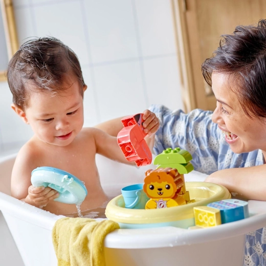 Plezier met dieren tijdens het baden