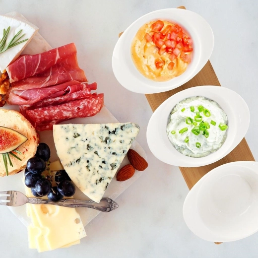 Porseleinen schaaltjes en lepeltjes voor eenvoudig serveren