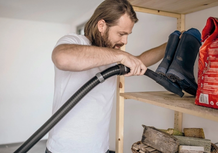 Smart storage for accessories and hose on the machine head