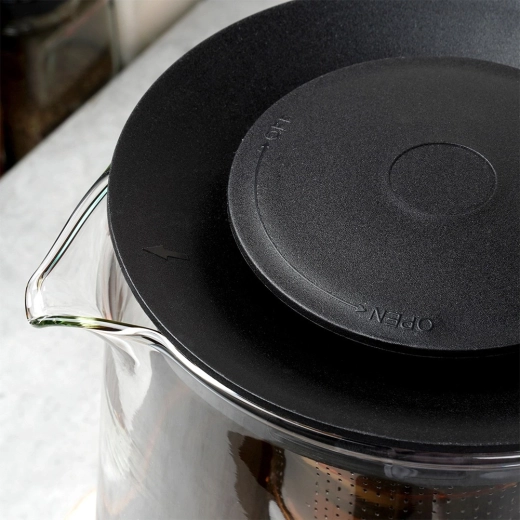 Practical lid for easy serving