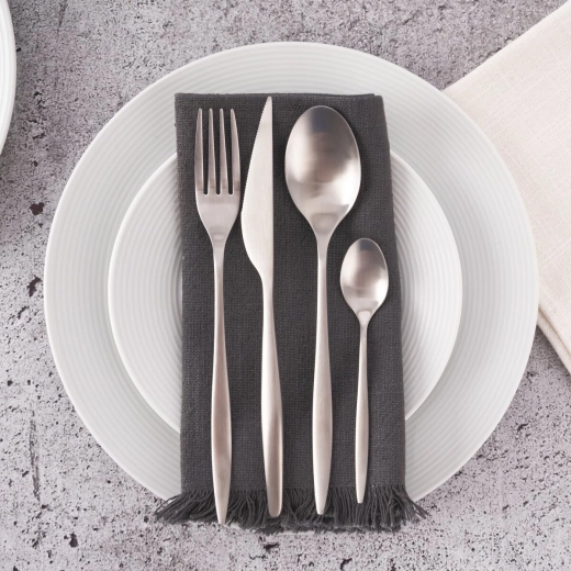 Timeless grey for any table setting