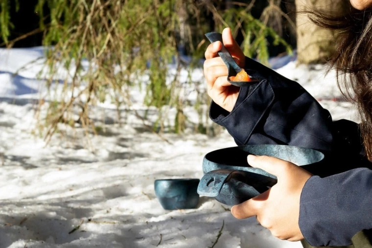 Équipement léger pour le camp comme sur la neige