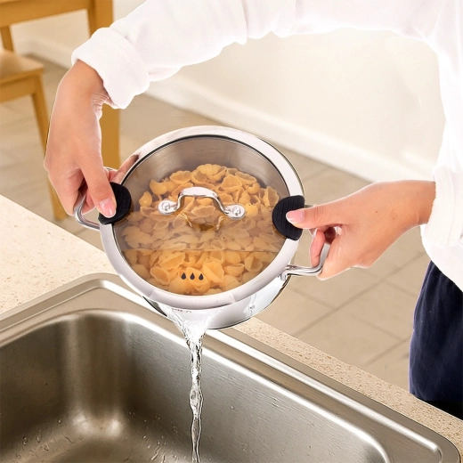Glass lid with pouring spout and steam vents