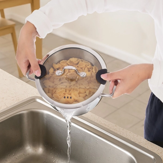 Practical pouring through the lid