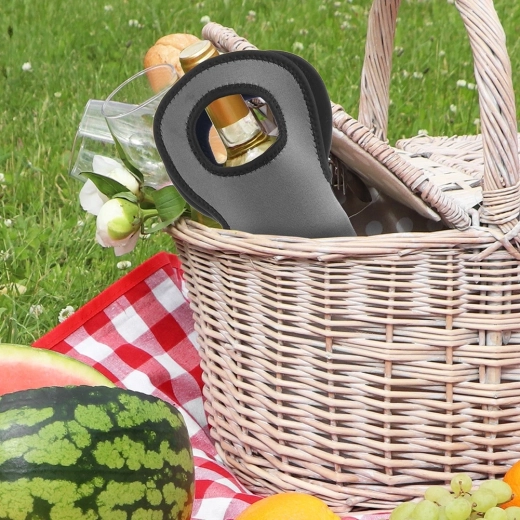 A stylish companion for picnics and trips