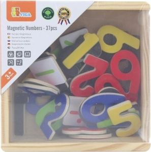 Chiffres magnétiques en bois dans une boîte