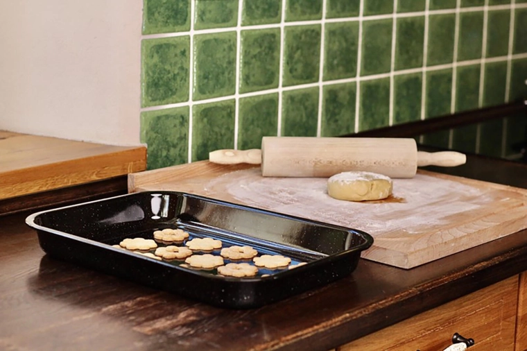 Hohe Ränder für einen saubereren Ofen und saftige Ergebnisse