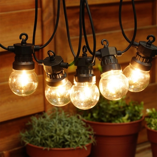 Warmes Ambientelicht für Terrassen und Gärten