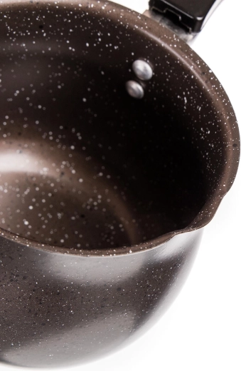 Nonstick surface for pure taste and easy cleaning