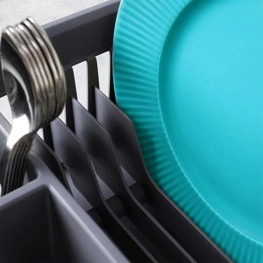 Capacity up to 12 plates plus space for mugs