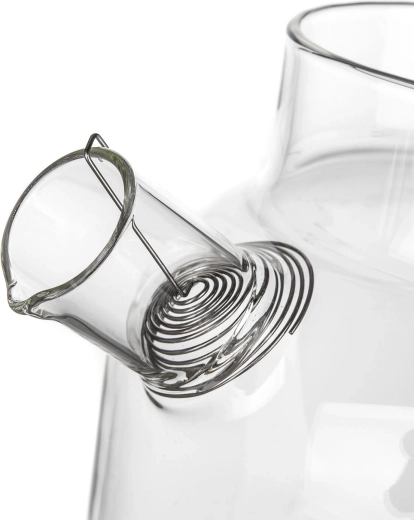 Clean pouring thanks to the spiral strainer