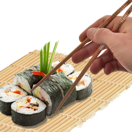 Prise précise des sushis et des nouilles