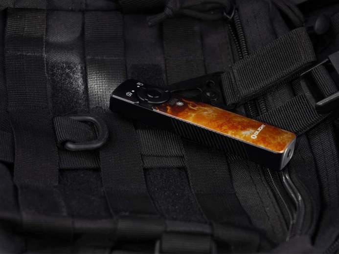 Flat EDC design with clip and magnet