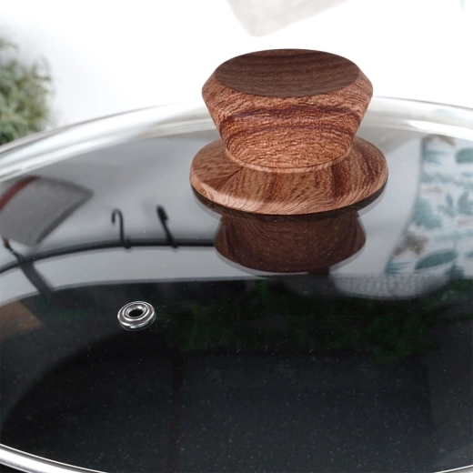 Glazen deksel en koele handgreep in houtdecor