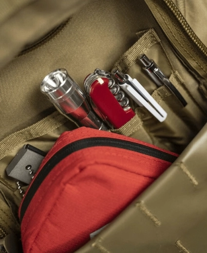 Clear organization thanks to internal loops and pockets