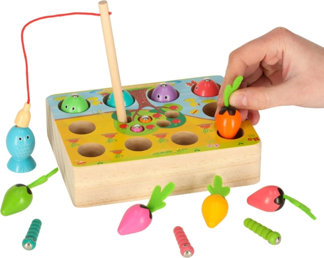 Jeu sensoriel avec récolte de carottes