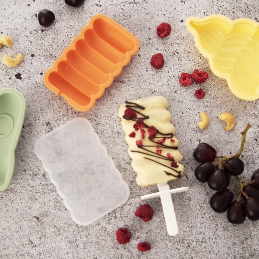 Sealing lid to prevent spills and odors