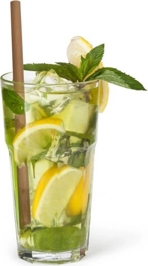 Service élégant des boissons froides