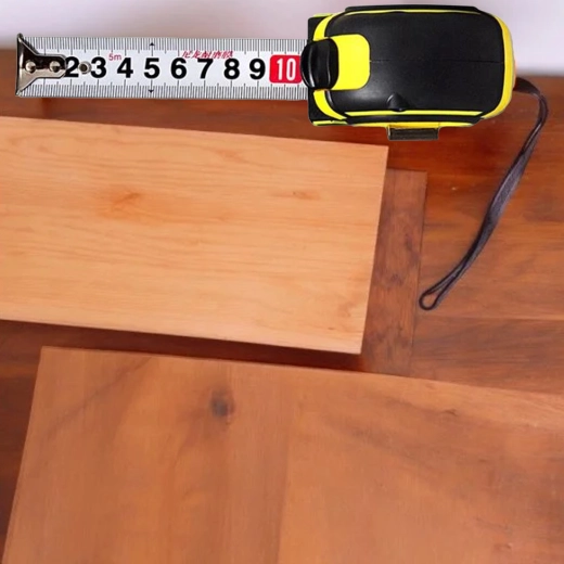 Accurate measurement thanks to the wide steel blade