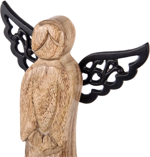 Kontrastierende schwarze Flügel für einen modernen Akzent