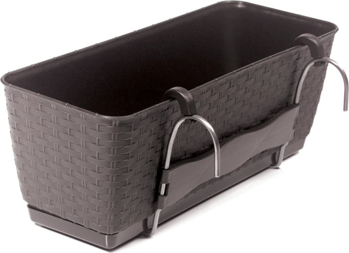 Rattan look and practical saucer