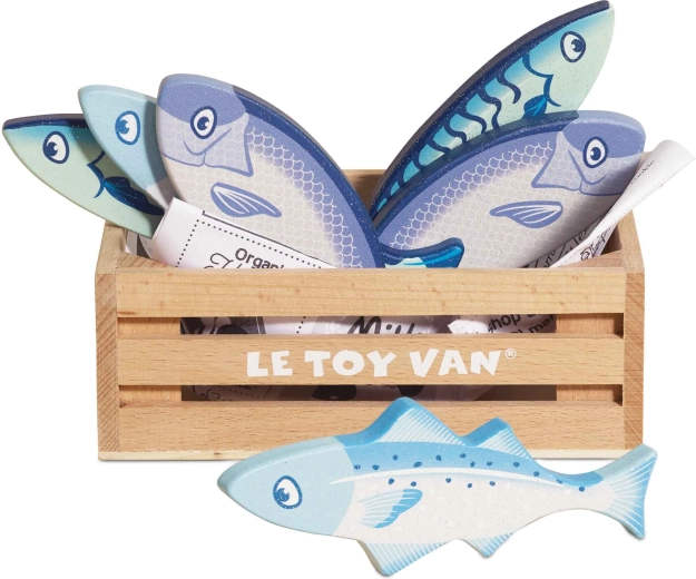 Poissons en bois dans une cagette Le Toy Van