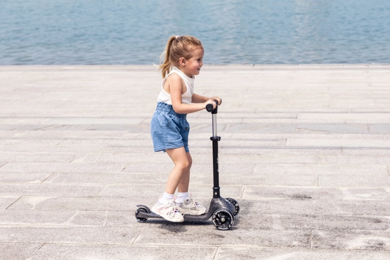 Battery-free light-up LED wheels