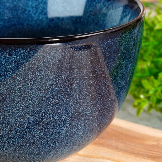Robustes Steingut mit effektvoller blauer Glasur