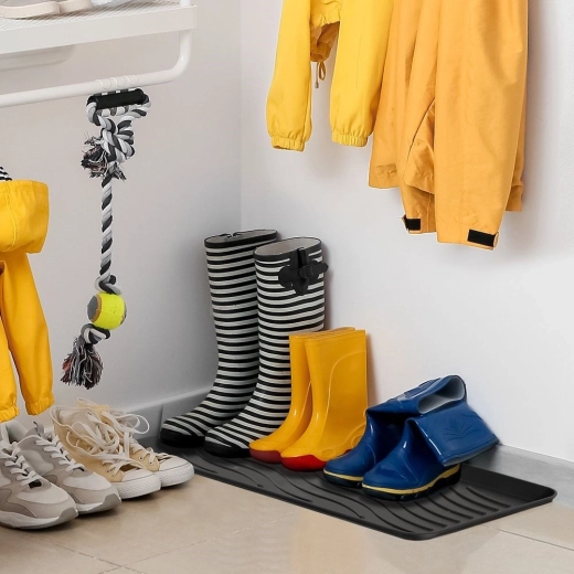 Ribbed surface for draining footwear