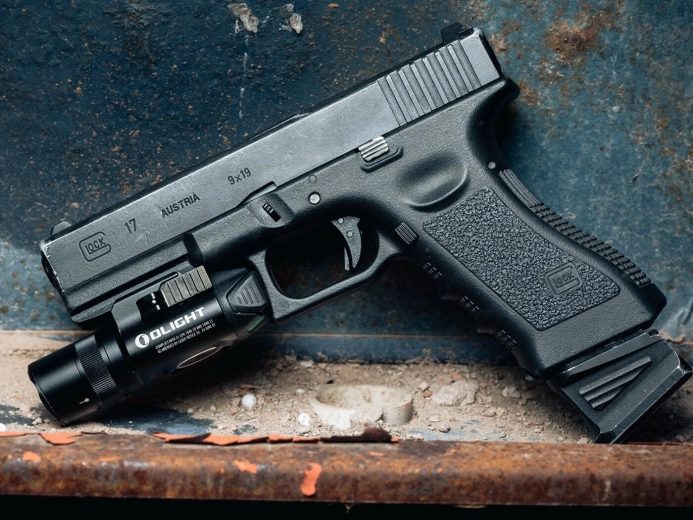 Lumière puissante et laser vert précis