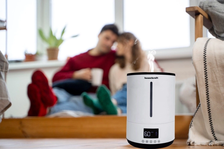 Fine ultrasonic mist for even humidification