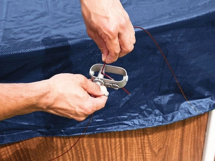 Fixation rapide et solide par câble et cliquet