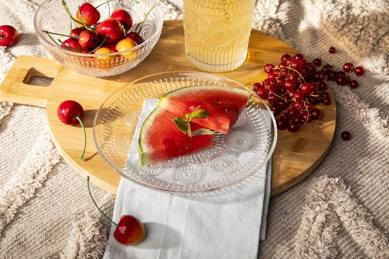 Practical 17 cm diameter for desserts and snacks