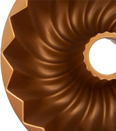 Striking shape with deep relief