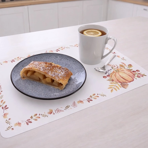 Décor automnal qui rend la table plus chaleureuse