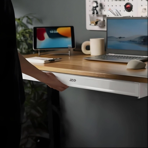 Espace de rangement dissimulé sous le plateau