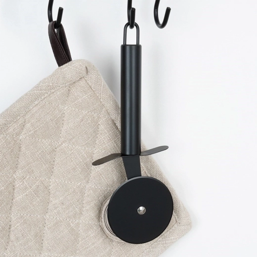 Easy cleaning and hanging option