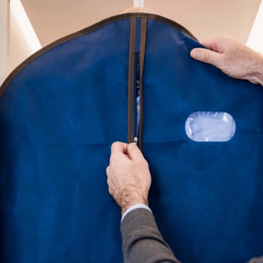 Easy access thanks to the full-length front zipper