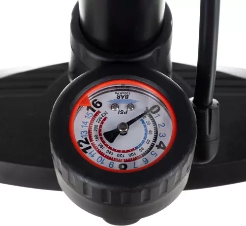 Integriertes Manometer (BAR/PSI) für präzises Aufpumpen