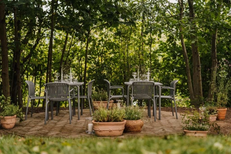 Légère, empilable et facile à transporter