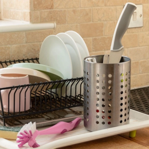 Ordnung auf der Arbeitsfläche und im Abtropfbereich