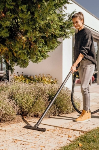 Blowing function for dirt in hard-to-reach areas