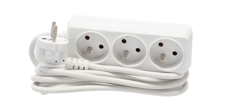 Surge-protected power strip 3 outlets 3 m white