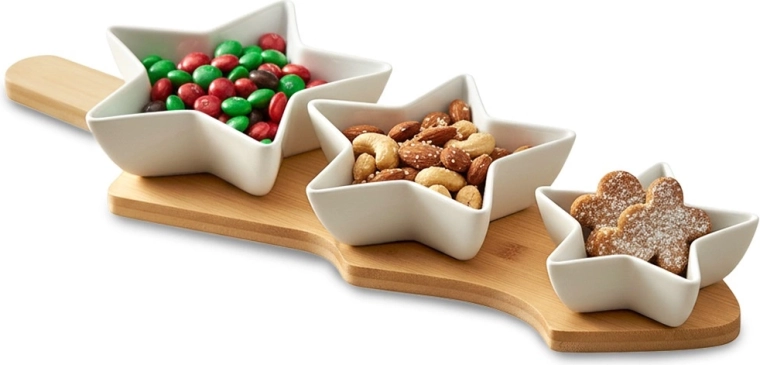 Porseleinen schaaltjes voor hapjes op een bamboe dienblad, 4-delige set