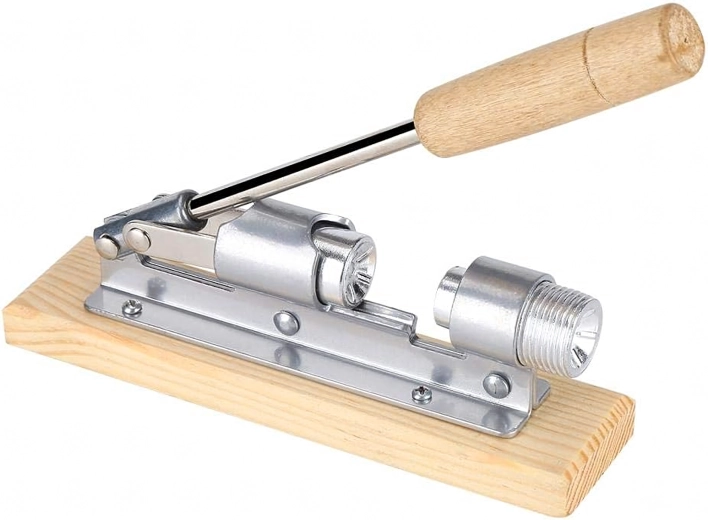 Notensnijder van staal op houten basis – hevel-notenkraker